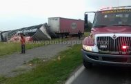 CONDUCTOR DE TRAILER VUELCA CARGA DE REFRESCOS EN CARRETERA NACIONAL.