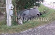 DERRAPA EN CARRETERA Y ESTRELLA CAMIONETA, LESIONADO ES AUXILIADO Y TRASLADADO A UN HOSPITAL.