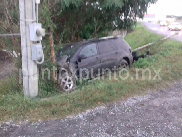 DERRAPA EN CARRETERA Y ESTRELLA CAMIONETA, LESIONADO ES AUXILIADO Y TRASLADADO A UN HOSPITAL.