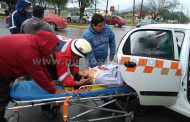 CHOCA TAXISTA DICE QUE EL RESPONSABLE ES TAXI PIRATA, REPORTAN UNA LESIONADA.