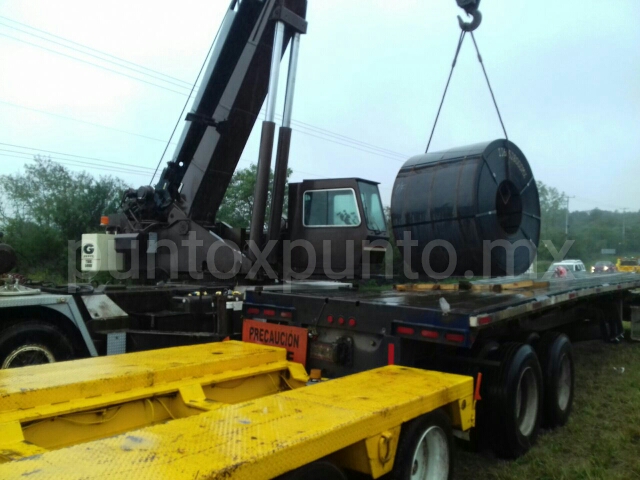 RETIRAN TRAILER EMBANCADO CON ROLLOS DE ACERO EN MEDIO DE CAMELLÓN CENTRAL EN CARRETERA NACIONAL.