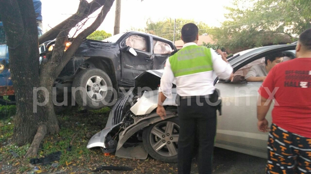 FUERTE CHOQUE DE CRUCERO EN MMORELOS, REPORTAN DAÑOS MATERIALES.