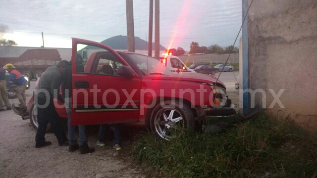 TRAILER IMPACTA CAMIONETA EN CARRETERA ALLENDE, CADEREYTA, REPORTAN UNA PERSONA HERIDA.