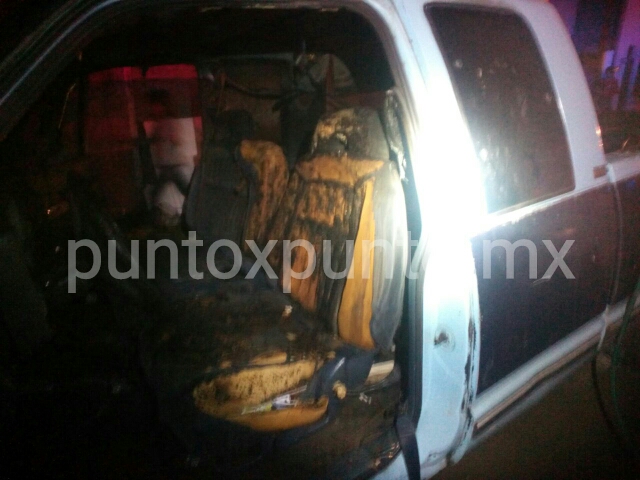 LANZAN COHETES UNO PROVOCA INCENDIO EN UNA CAMIONETA EN ALLENDE.