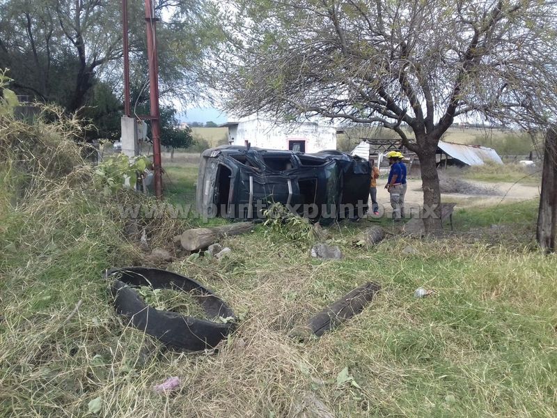 TRES PERSONAS LESIONADAS UNA DE ELLAS GRAVE EN APARATOSA VOLCADURA.