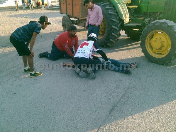 DOS ACCIDENTES DE MOTOCICLISTAS, EN UNO SE ENCONTRABAN EBRIOS, LOS ATROPELLA TRACTOR.