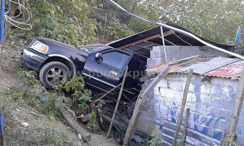 NIÑO SUBE A CAMIONETA VOTA CAMBIO GENERA ACCIDENTE.