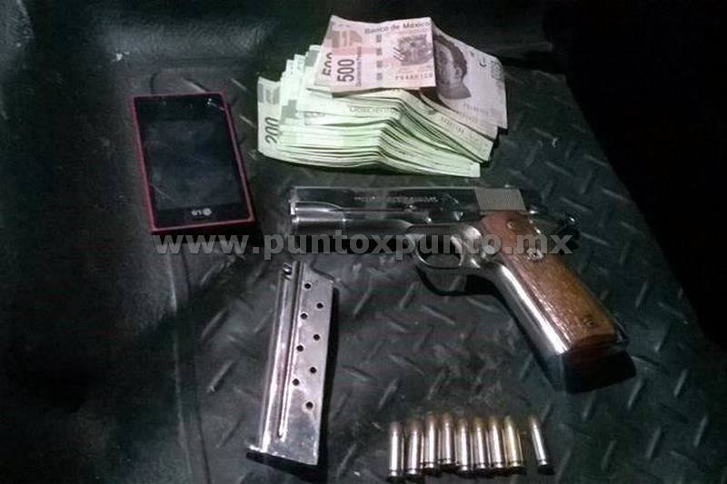 DETIENEN A TRES LES ENCUENTRAN ARMAS DE FUEGO Y DINERO EN EFECTIVO