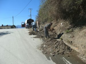 Realizan mantenimiento y limpieza de caminos