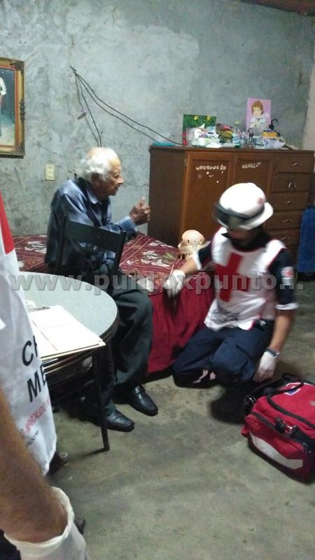 CAE ABUELITO A ZANJA ES ATENDIDO POR PARAMEDICOS DE LA CRUZ ROJA.