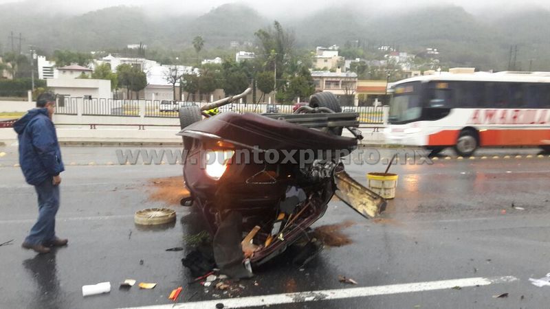 HABITANTE DE MONTEMORELOS VUELCA AUTOMÓVIL EN CARRETERA NACIONAL EN SANTIAGO.