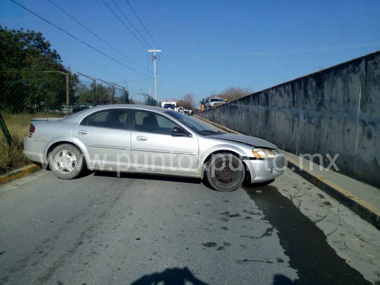 A PUNTO DE CAER EN ARROYO EN ALLENDE, CONDUCTORA RESULTA LESIONADA.