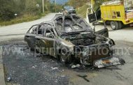 POR UNA FALLA MECÁNICA CARRO DE RECIENTE MODELO SE INCENDIA.