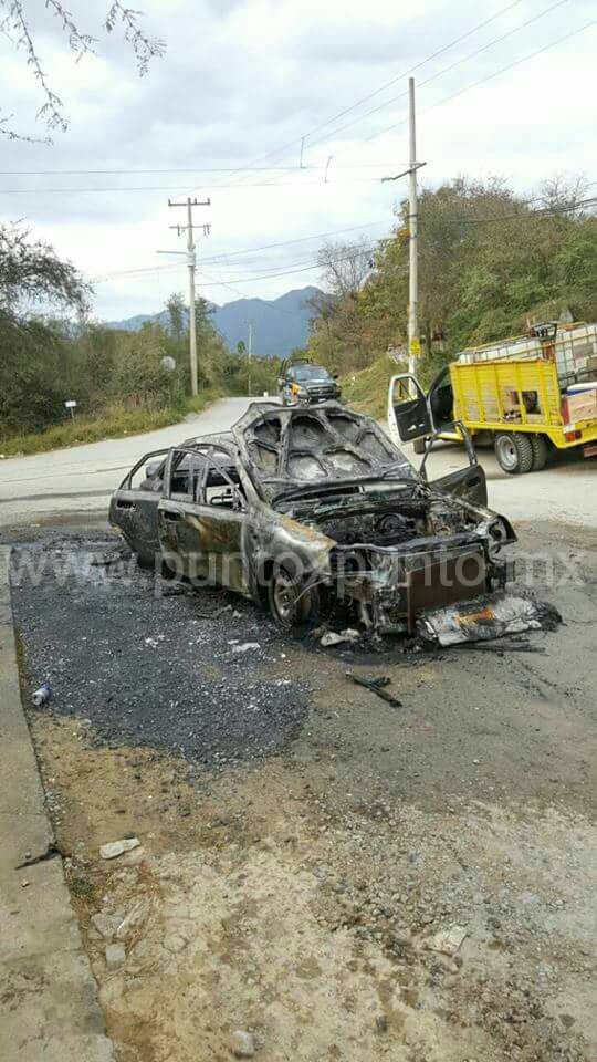 POR UNA FALLA MECÁNICA CARRO DE RECIENTE MODELO SE INCENDIA.