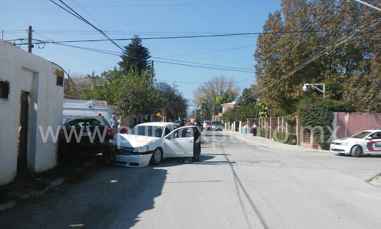 FUERTE CHOQUE ENTRE DOS VEHICULOS EN CALLES DEL CENTRO DE MONTEMORELOS.