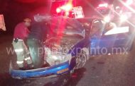 PERSONA CON DISCAPACIDAD SE ESTRELLA CONTRA TRAILER, SALE ILESO, SU COCHE DESTROZADO