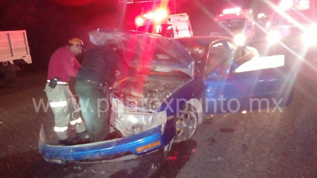 PERSONA CON DISCAPACIDAD SE ESTRELLA CONTRA TRAILER, SALE ILESO, SU COCHE DESTROZADO