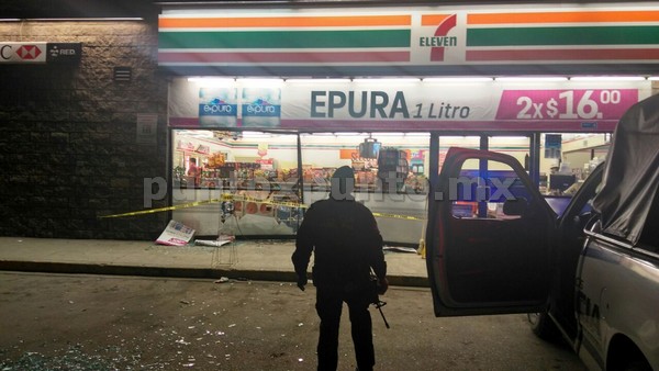 SE METE A TIENDA CON TODO Y VEHÍCULO, CHOFER ESCAPA AL MOMENTO DE PROVOCAR DAÑOS.