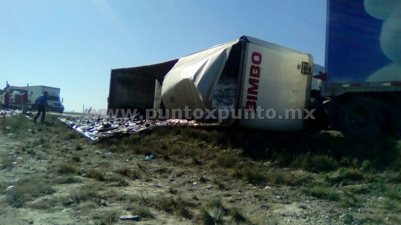 VOLCADURA DE TRAILER, REALIZAN RAPIÑA, SE LLEVAN TODA LA MERCANCÍA DE PAN.