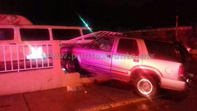 CHOCA CONTRA BARDA Y CAMIONETA, CHÓFER ESCAPA, DEJA VEHÍCULO ABANDONADO.