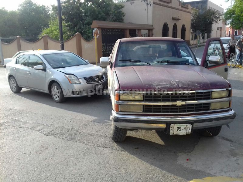 CHOQUE EN CALLES DEL CENTRO DE MONTEMORELOS, REPORTAN UNA PERSONA LESIONADA, CHOFER SE PASA ALTO.