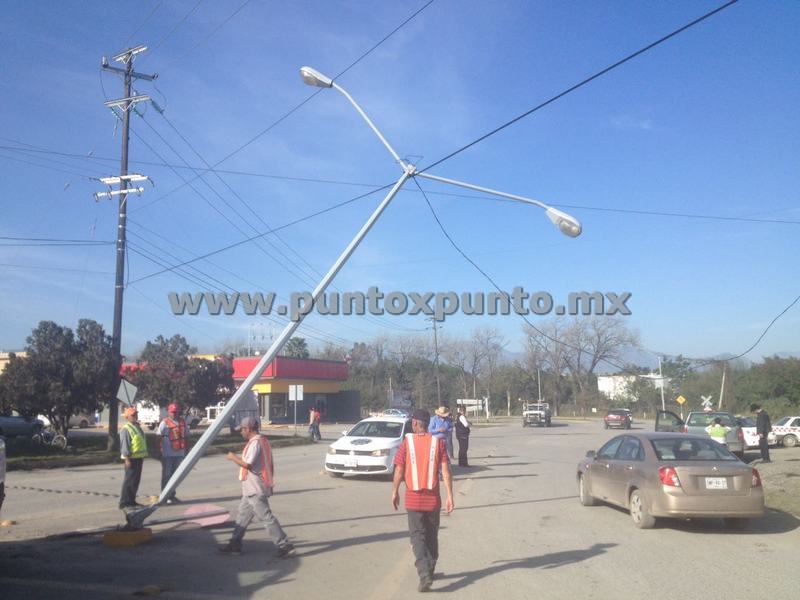 EX SÍNDICO DE GENERAL TERAN DERRIBA LUMINARIA AL SALIR DE GASOLINERA.