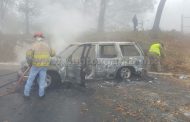 POR UNA FALLA MECÁNICA, SE LE INCENDIA EL VEHÍCULO EN COMUNIDAD DE SANTIAGO.