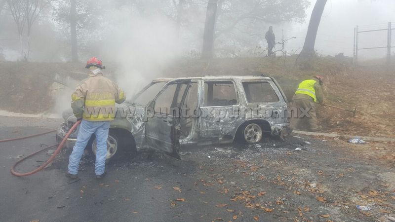 POR UNA FALLA MECÁNICA, SE LE INCENDIA EL VEHÍCULO EN COMUNIDAD DE SANTIAGO.