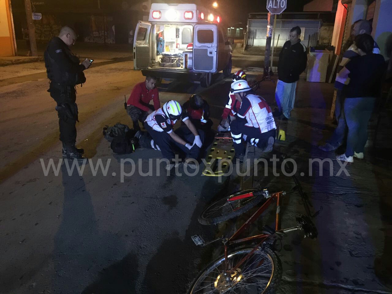 CAE DE SU BICICLETA Y SE GOLPEA LA CABEZA