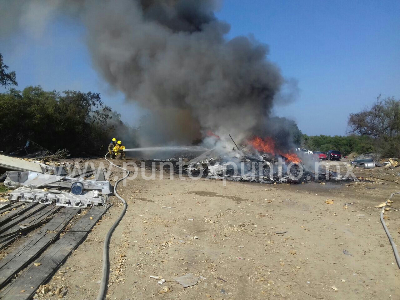 INCENDIO EN NEGOCIO DE COMPRA Y VENTA DE CHATARRA EN ALLENDE MOVILIZA A BOMBEROS.