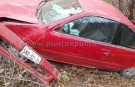 LOCALIZAN AUTO ABANDONADO EN UN BARRANCO EN LO ALTO DE LA SIERRA, DE LOS OCUPANTES NADA SE SABE.