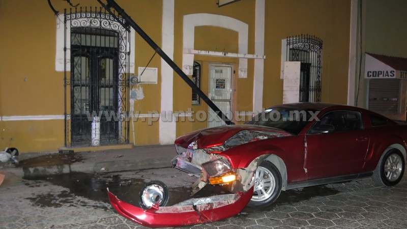 DESTROZA SU MUSTANG EN EL CENTRO DE MMORELOS