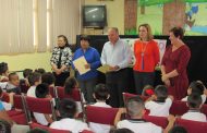 Alcalde Javier Treviño narra un cuento a niños de Preescolar