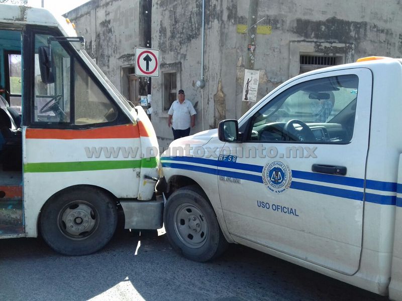 CHOCA CAMIONETA CONTRA MICROBÚS EN AVENIDA DE MMORELOS, REPORTAN UN LESIONADO.