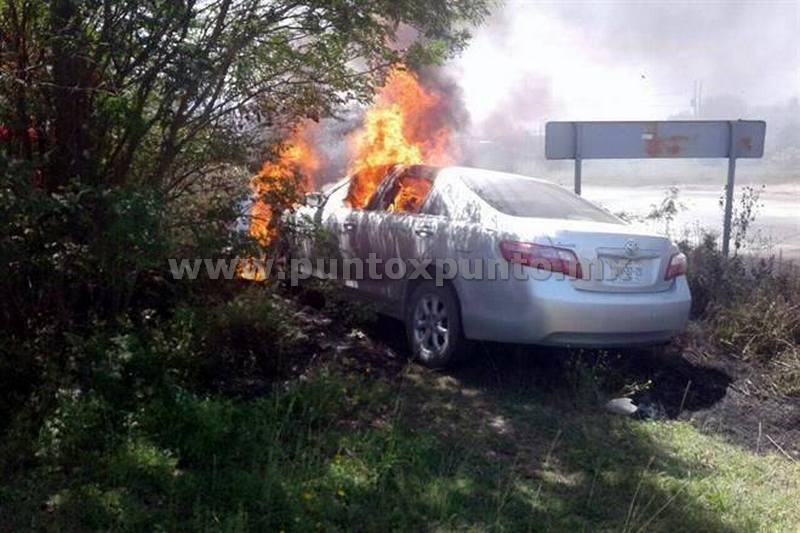 UN DESCUIDO AL DEJAR LLAVES PUESTAS, PROVOCO QUE LE ROBARAN SU AUTO EN ALLENDE, LO ENCUENTRA EN LLAMAS.