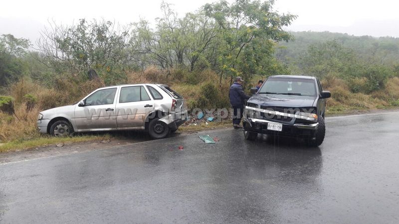 CHOQUE POR ALCANCE DEJA COMO RESULTADO DAÑOS MATERIALES.