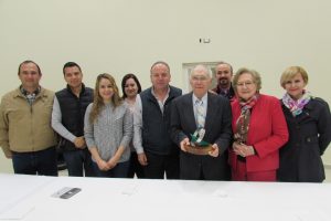 Entregan reconocimiento a Profesor Ramiro Tamez Mancillas