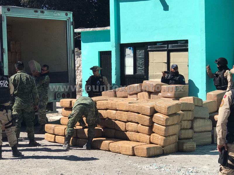 ABANDONA DOS TONELADAS DE DROGA, CHÓFER ESCAPA, AUTORIDADES FEDERALES LA ASEGURAN.