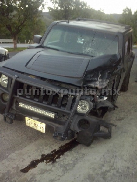 CHOQUE ENTRE DOS VEHÍCULOS EN CARRETERA, DEJA DAÑOS MATERIALES.