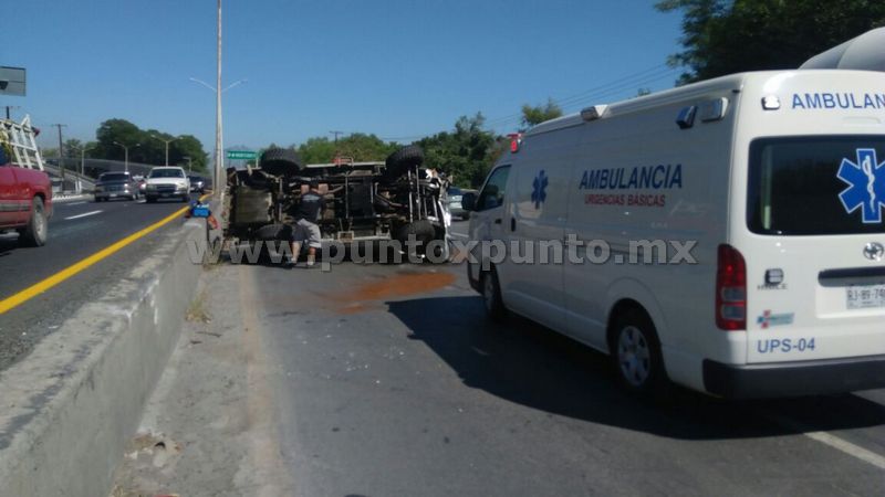 VOLCADURA EN SANTIAGO, CHOFER SE SALVA DE MILAGRO.