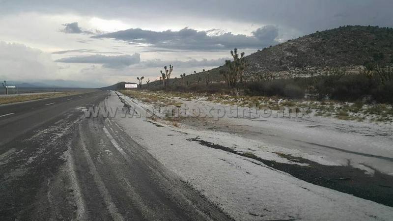 TRAMO CARRETERO SE CUBRE DE BLANCO, SE REGISTRAN LLUVIAS ACOMPAÑADAS DE GRANIZO.