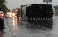 VOLCADURA EN CARRETERA NACIONAL, REPORTAN PERSONAS HERIDAS.