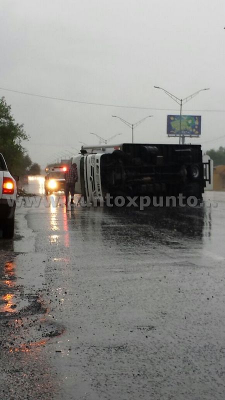 VOLCADURA EN CARRETERA NACIONAL, REPORTAN PERSONAS HERIDAS.