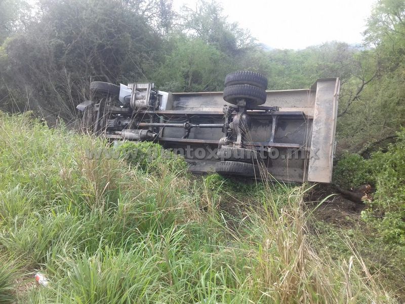 VUELCA CAMIÓN DE CARGA, CHÓFER RESULTA ILESO.