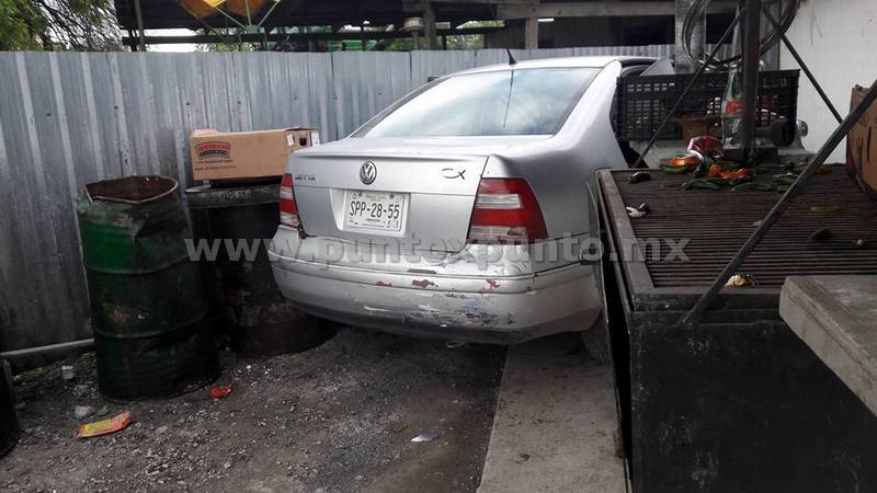 CHOQUE POR ALCANCE, VEHÍCULO TERMINA EN INTERIOR DE CARNICERÍA.