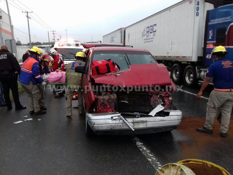 TRES PERSONAS LESIONADAS EN ACCIDENTE REGISTRADO EN CARRETERA NACIONAL EN MONTEMORELOS.