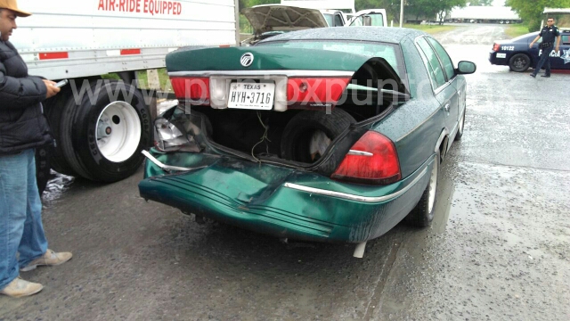 CAMIONETA SE IMPACTA CON AUTOMÓVIL EN CARRETERA ALLENDE CADEREYTA, REPORTAN DAÑOS.