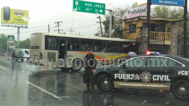 SE ESTRELLA CAMIÓN DE PASAJEROS CONTRA NEGOCIO EN LA NACIONAL