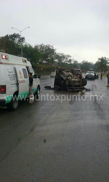 TRES ACCIDENTES EN CUESTION DE MINUTOS, UNA CAMIONETA VUELCA, REPORTAN PERSONAS HERIDAS.