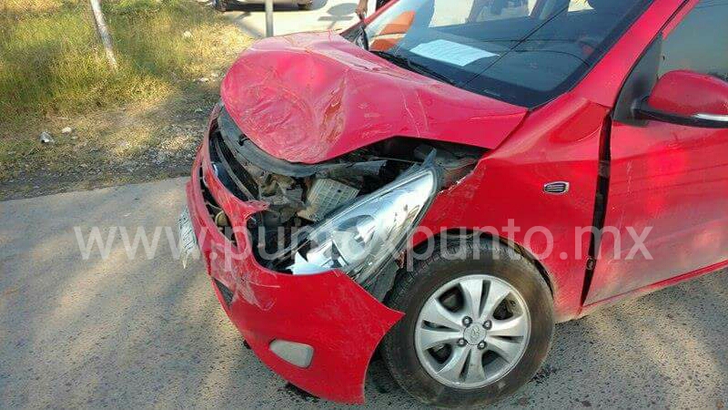 CHOQUE DE CRUCERO EN CALLES DE ALLENDE, REPORTAN DAÑOS MATERIALES